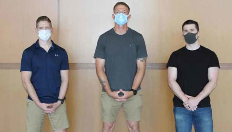 Tiga Marinir Amerika Serikat Tahan Penumpang ‘Bingung’ di Pesawat