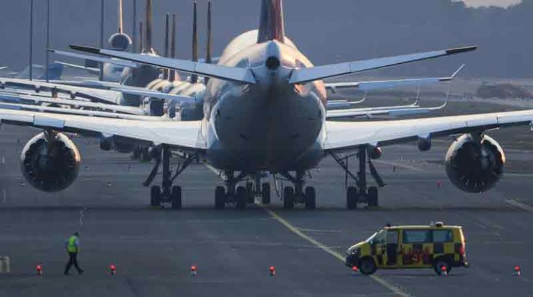 Teknologi Baru di Bandara AS Efektif Cegah Pesawat Mendarat di Taxiway