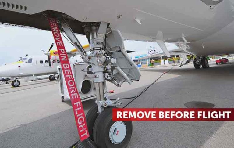 Pernah Baca “Remove Before Flight” Sebagai Standar Keamanan Penerbangan? Jika Belum, Simak di Sini
