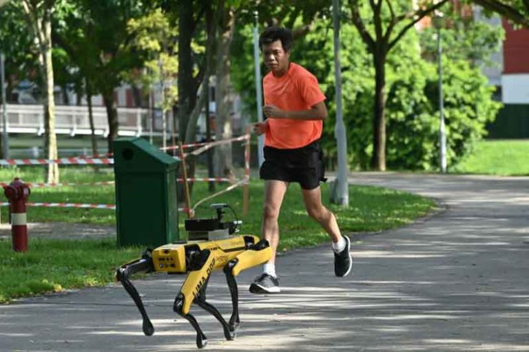 Pastikan Social Distancing, Robot Anjing Tanpa Kepala Berkeliaran di Singapura