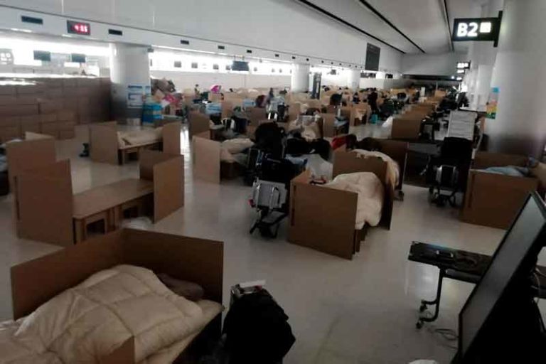 Antisipasi Covid-19, Bandara Narita Hadirkan Tempat Tidur Karton di Ruang Tunggu