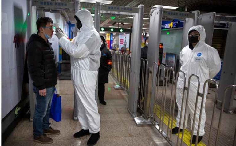 Petugas Naik ke Pesawat dengan Kostum Hazmat, Timbulkan Kepanikan di Kabin