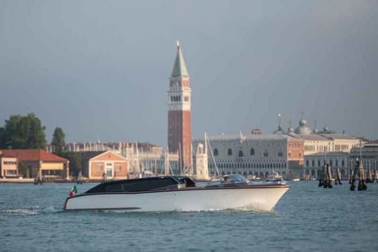 Taksi Air Thunder, Gaya Baru Menyusuri Kanal di Venesia