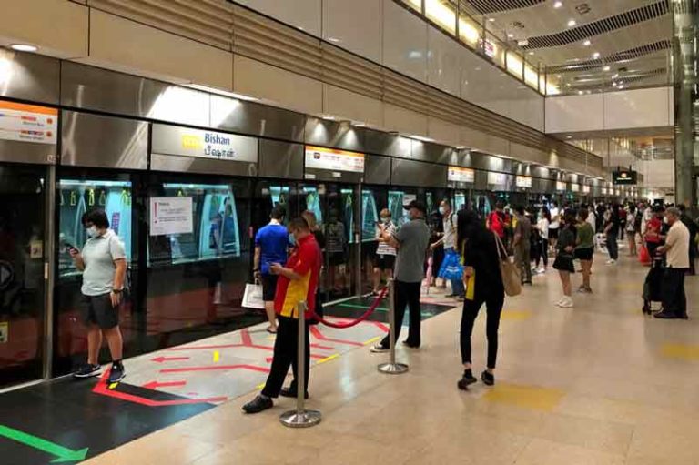 MRT Jakarta Larang Penumpang Bicara dan Menelepon Saat di Dalam Kereta. Ternyata di Singapura Sudah Duluan