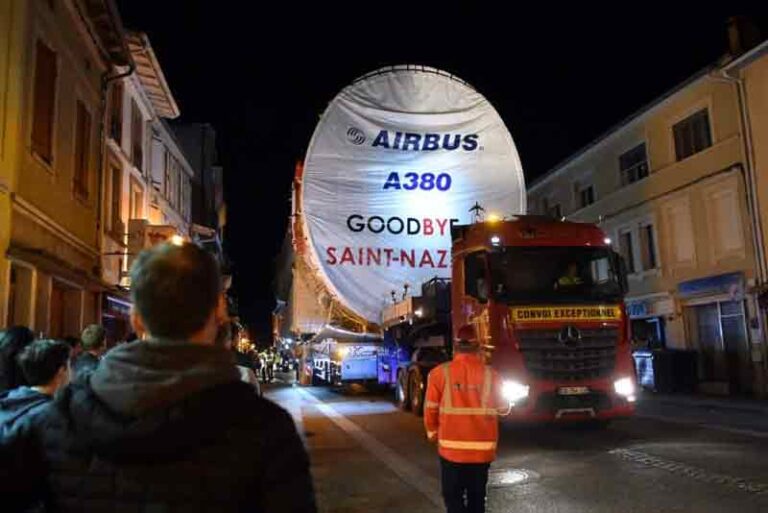 Mengharukan, Warga Iringi ‘Kepergian’ Airbus A380 Terakhir Saat Lewati Pedesaan Perancis