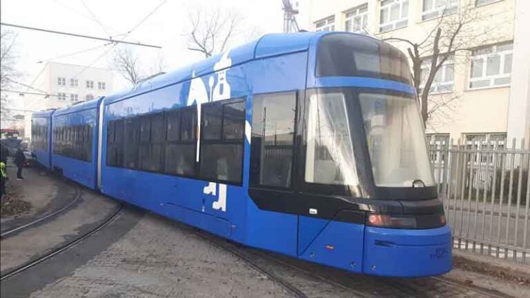 Trem Hybrid Melintas di Jalur Krakow Polandia
