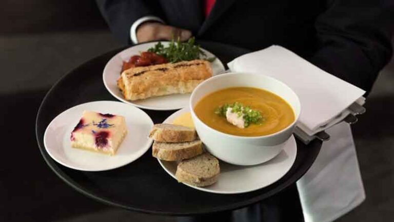 Lounge Kembali Buka, Qantas Hilangkan Prasmanan, Pemanggang Roti dan Pembuat Pancake