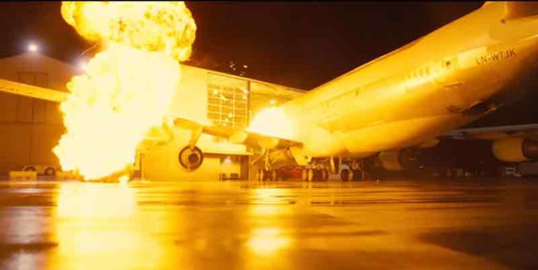 (Video) Boeing 747 Ex Cathay Pacific Ditabrakkan dengan Sengaja ke Hanggar