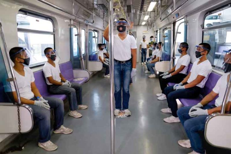 Polisi Manila Uji Coba Jarak Sosial di LRT