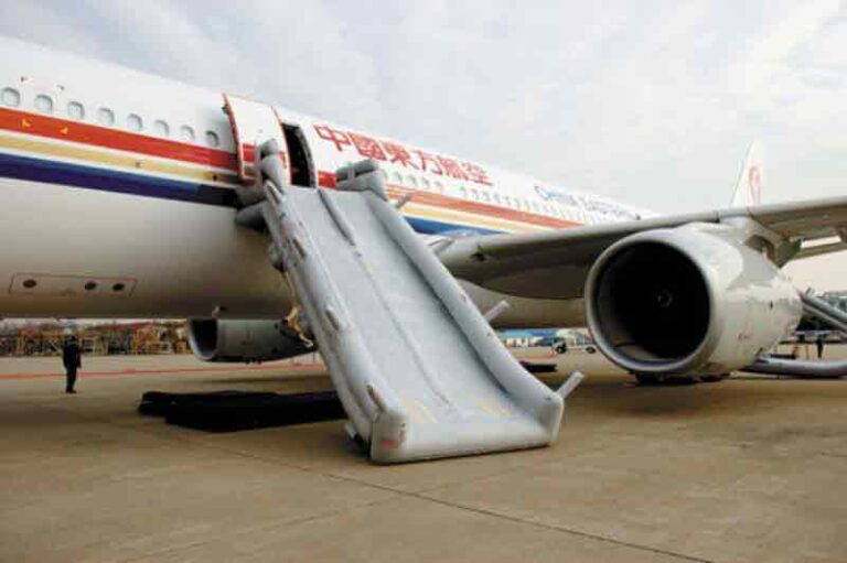 Pernah Dengar “Evacuation Slide” di Pesawat? Jika Belum Simak Penjelasan Berikut