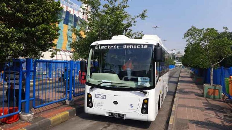 Semakin Ramah Lingkungan, Ancol-Blok M Kini Dilayani Bus Listrik