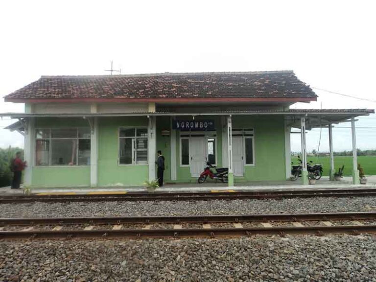 Stasiun Ngrombo, Sederhana dengan Dua Bangunan dan Dekat Stasiun Gambringan