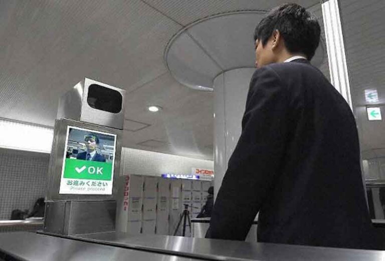 Osaka Metro Uji Gerbang Tiket Otomatis dengan Sistem Pengenalan Wajah