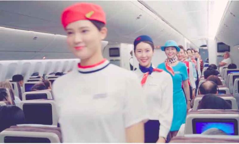 Ulang Tahun Ke-50, Korean Air Hadirkan Seragam Vintage Awak Kabin dari Masa ke Masa