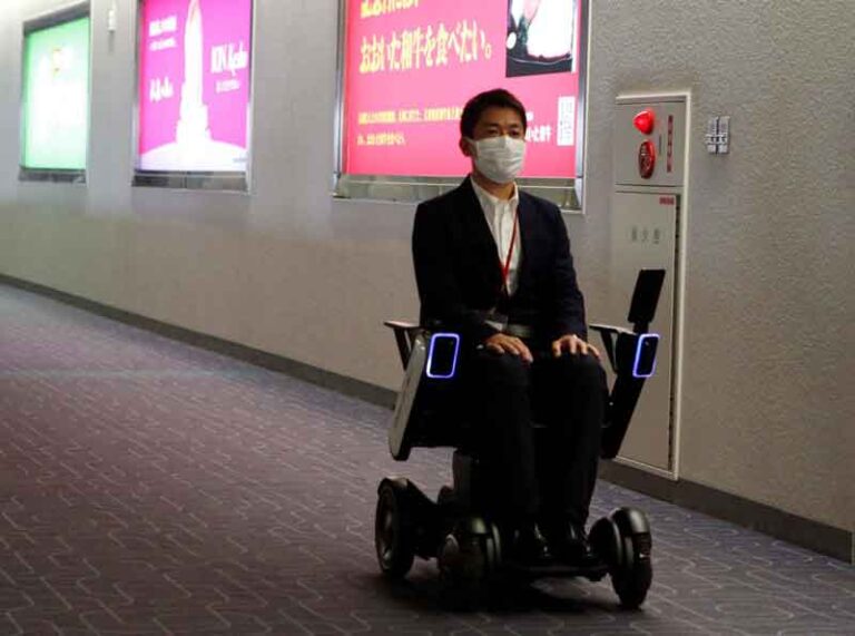 Kursi Roda Otomatis di Bandara Haneda Bantu Terapkan Jarak Sosial