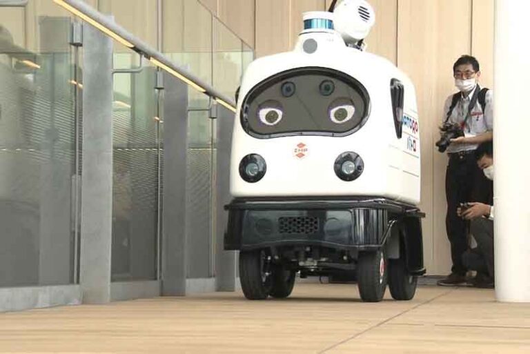 Wuih, Ada Robot Desinfektan Beroperasi di Stasiun Takanawa Gateway
