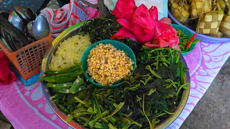 Jangan Lupa Makan Pecel Kalau Mampir di Stasiun-Stasiun Ini