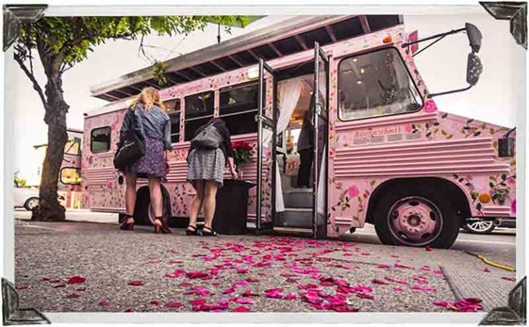 Melukis di Dalam Bus? Cuma ada di “Rosie The Art Bus”
