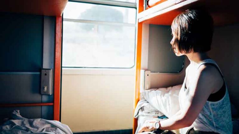 Penumpang Tidur di Kereta dan Terkunci? Tak Hanya Indonesia, di Luar Negeri Juga Ada Lho!