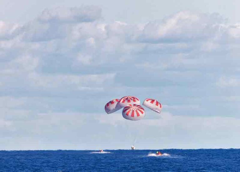 Mengulang 45 Tahun Lalu, Dua Astronaut NASA Mendarat di Laut dengan Kapsul SpaceX