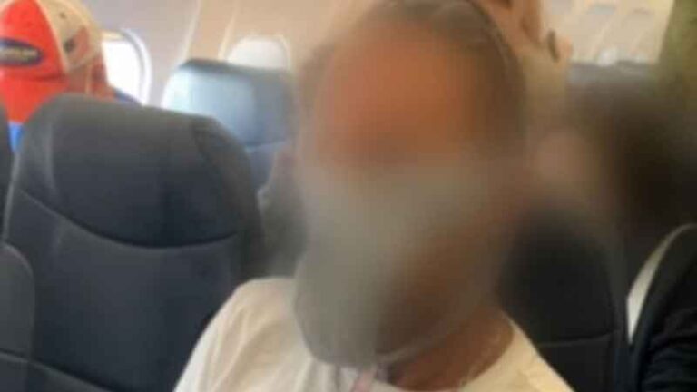 Duuh.. Penumpang Pesawat ini Gunakan Pakaian Dalam Sebagai Masker Wajah