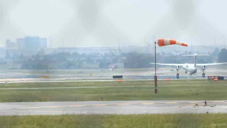 Mengenal Windsock, Indikator Arah Angin yang Wajib Ada di Setiap Bandara