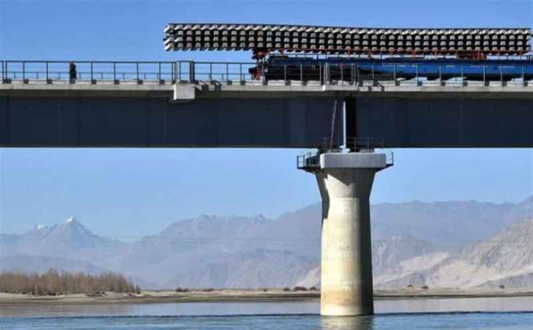 Mudahkan Akses ke Dataran Tinggi Tibet, Beijing Bangun Jalur Kereta Cepat Tertinggi di Dunia