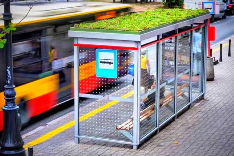 Warsawa Hadirkan Halte Bus Ramah Lingkungan dengan Atap Berumput