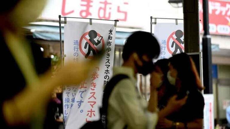 Jepang Larang Penggunaan Ponsel Bagi Pejalan Kaki