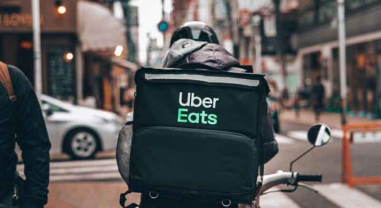 Iklan Sebut Pengemudi UberEats Bisa Hasilkan Rp1,4 Miliar Setahun, Tapi Kenyataan Berbeda
