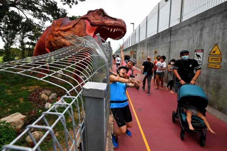 Bandara Changi Buka Jalur Sepeda ke East Coast Park, Eh.. Ada Dinosaurus