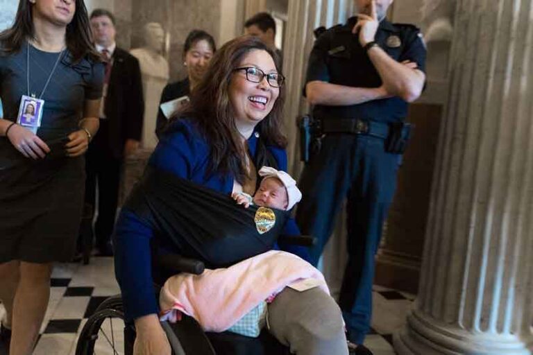 Sulit Pompa ASI, Senator Tammy Duckworth Prakarsai Ruang Laktasi di Bandara Amerika Serikat