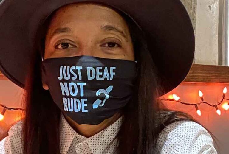 Penumpang Tunanrungu Gunakan Masker Bertuliskan “Just Deaf, Not Rude”, Terluka Karena Dibilang Tuli