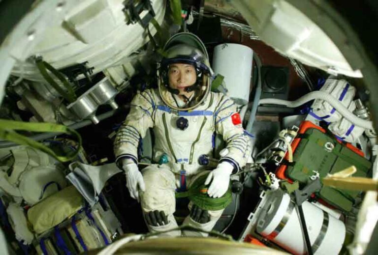 Hari ini, 17 Tahun Lalu, Wahana Roket Cina Shenzhou 5 Berhasil Terbangkan Astronot Pertama