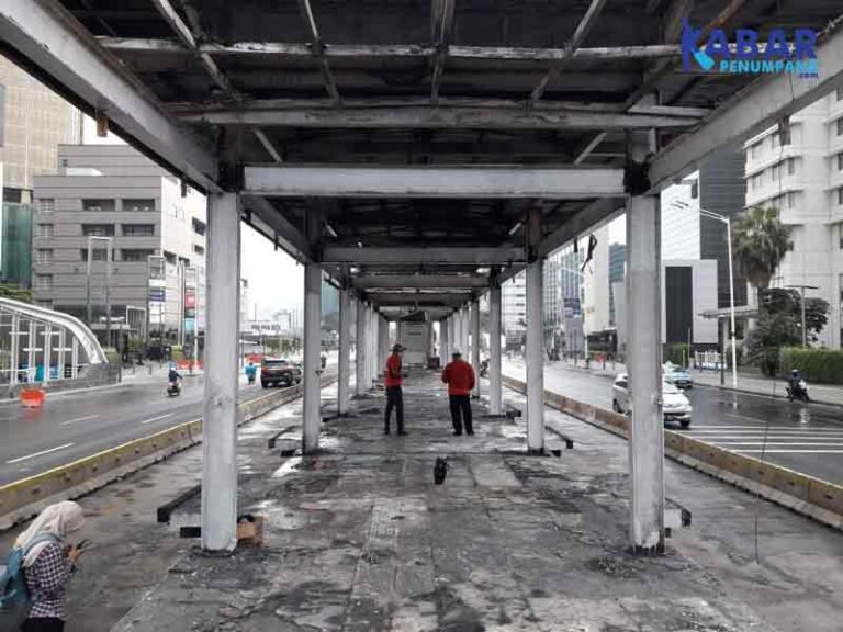Buntut Demo UU Cipta Kerja, Halte TransJakarta Dibakar dan Dijarah, Ini Rute Yang Beroperasi