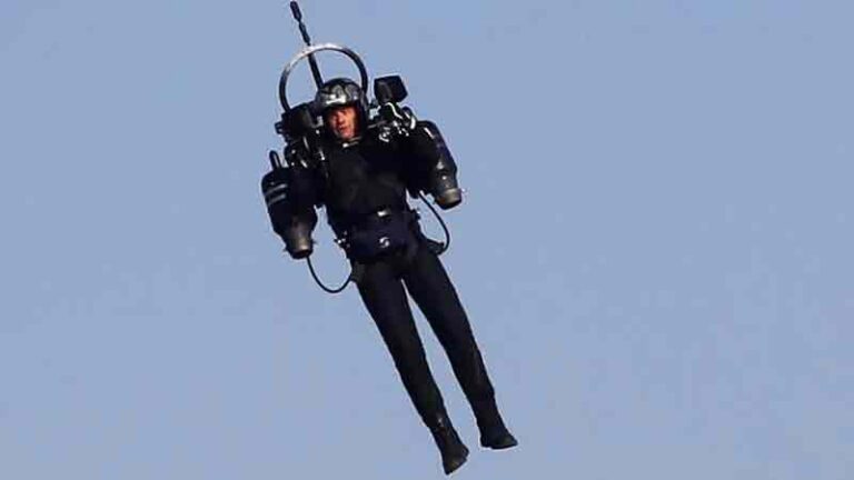 Pilot Panik Ada Objek Asing Melintas di Ketinggian 6.000 Kaki, Ternyata Orang Pakai Jetpack
