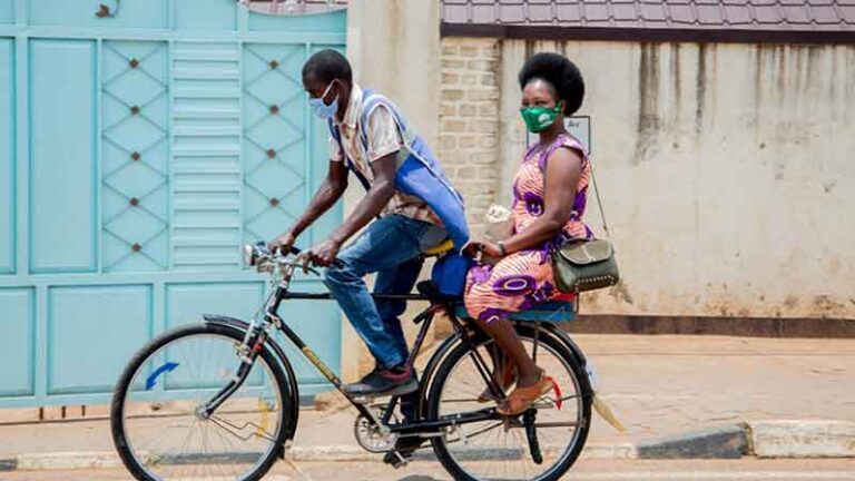 Pengemudi Ojek Sepeda di Kigali Wajib Pakai Helm
