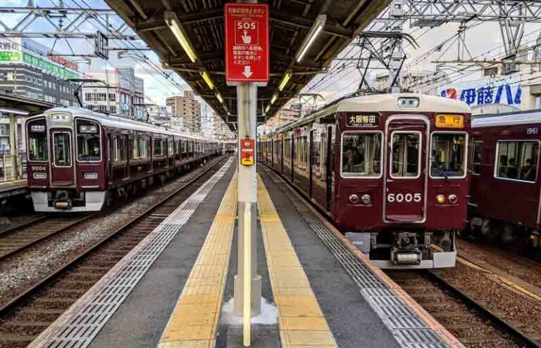 Naik Kereta di Stasiun Nakatsu Jalur Hankyu, Penumpang Jangan Kaget dengan Peron yang Super Sempit