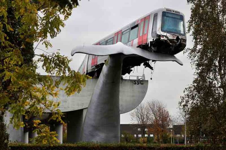 Ada Patung Ekor Paus, Kereta Metro Belanda Tersangkut dan Masinis Selamat dari Maut
