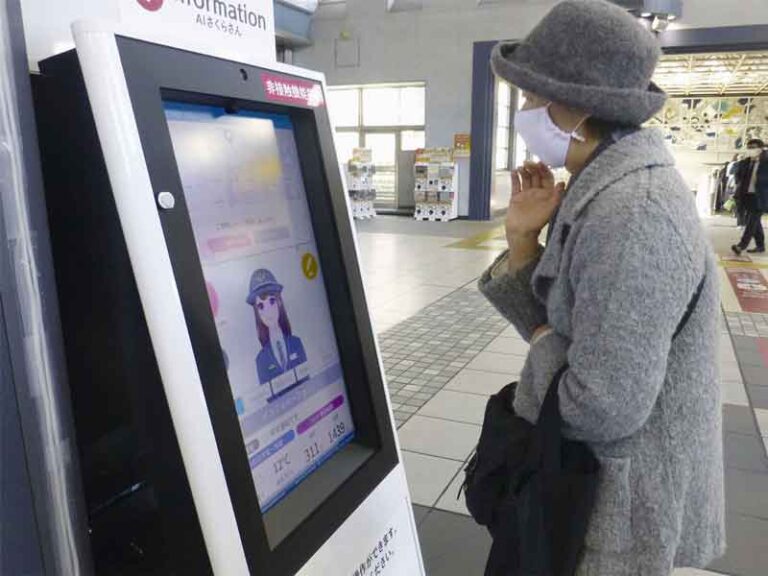 Panel Elektronik dengan Kecerdasan Buatan Mudahkan Penumpang Mencari Informasi di Stasiun Kereta
