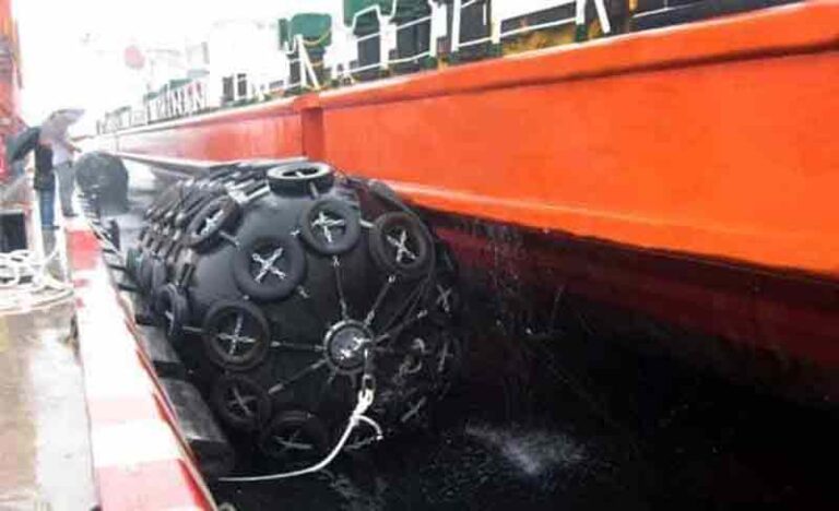 Inilah Floating Fender, Bola Hitam Besar Pelindung Tabrakan Kapal yang Gegerkan Warga Bintan!