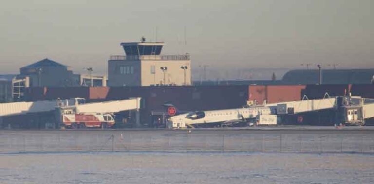 Gegara Truk Katering Terjepit di Bawah CRJ900 Air Canada, Beberapa Penerbangan Tertunda di Bandara Regina