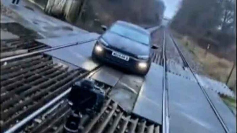 Mobil Masuk Rel Kereta Demi TikTok, Pejabat Kereta: Pelaku Pembuat Video Harus Dibawa ke Pengadilan