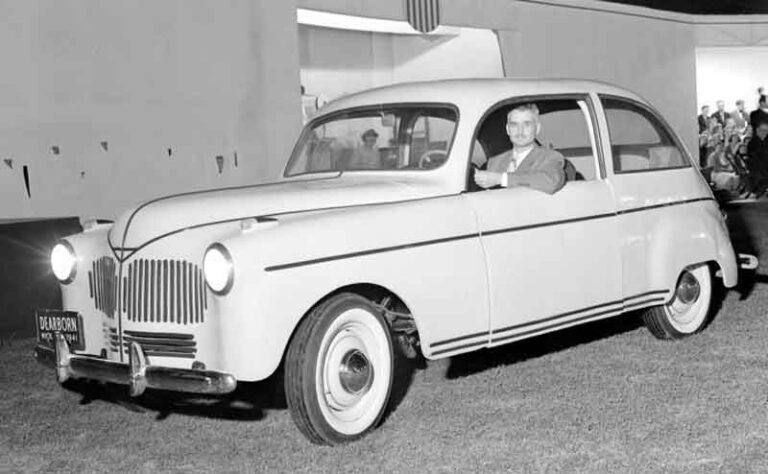 Hari ini, 80 Tahun Lalu, Henry Ford Meluncurkan Mobil dengan Panel Plastik