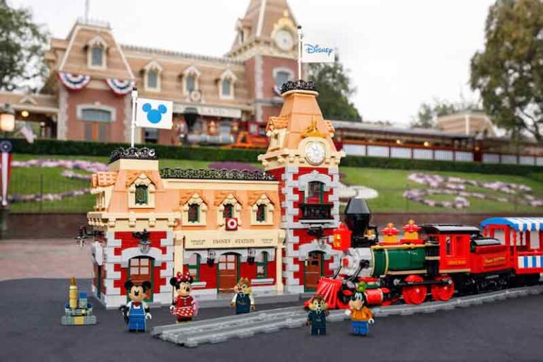 Lego Hadirkan Replika Stasiun Kereta Disneyland dan Bisa Digerakkan