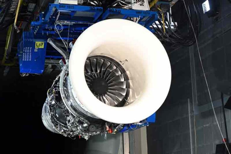 Gokil, Rolls-Royce Luncurkan Mesin Pesawat Sebesar Pesawat Airbus A220