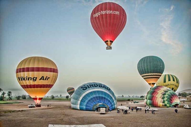 Balon Udara Jatuh di Bandara dan Nyaris Membakar Pesawat