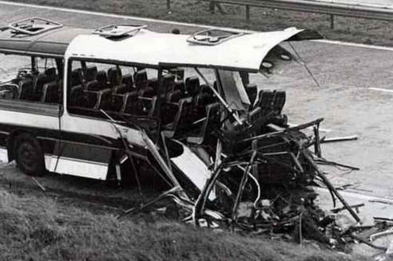 Bus Angkut Personil Angkatan Bersenjata Inggris Dibom di Jalan M62, 12 Orang Tewas