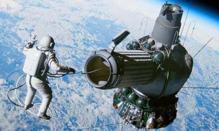 Mengenal Alexei Leonov, Manusia Pertama yang ‘Berjalan’ di Luar Angkasa
