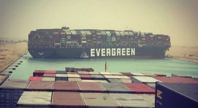 Kapal Kontainer Raksasa Melintang di Terusan Suez, Lalu Lintas Kapal Dunia Terganggu